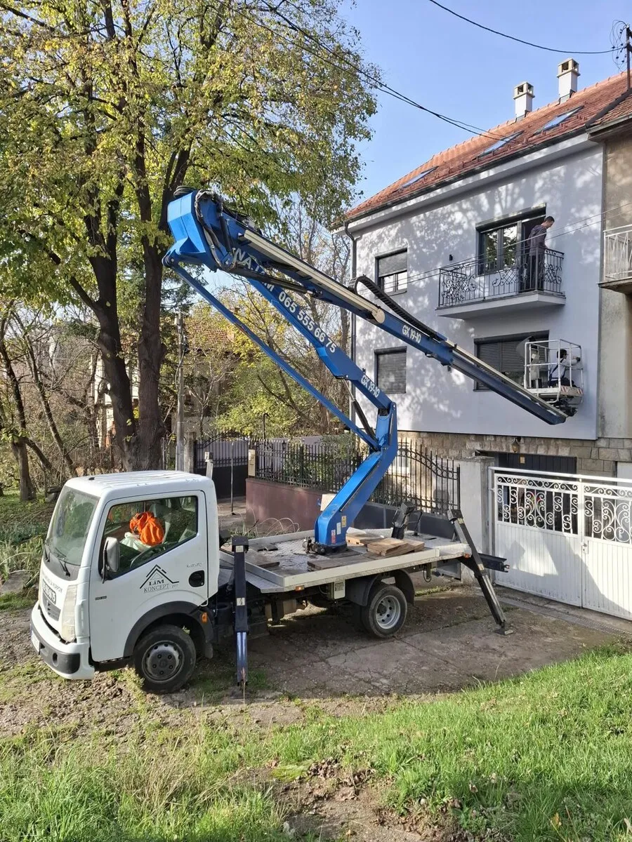 Kamion sa korpom na fasadi stambene zgrade Beograd