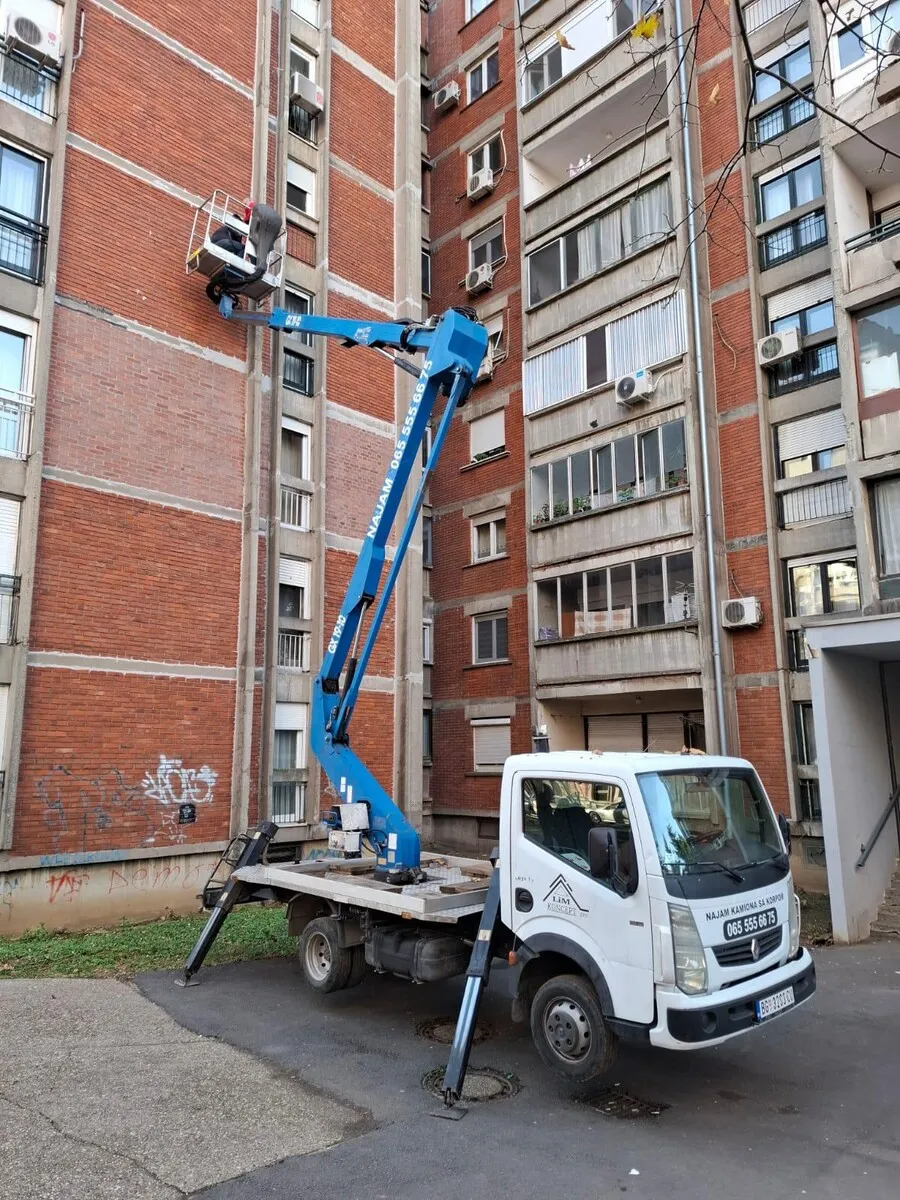 Rentiranje kamiona sa korpom — visinski fasadni radovi