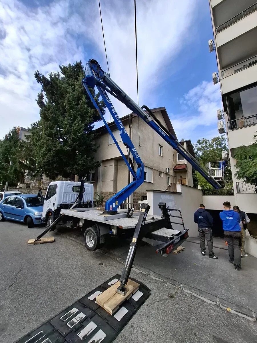 Kamion sa korpom — radovi na fasadi zgrade